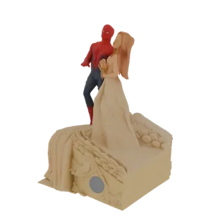 3D-модель Человека-паука в красно-синем костюме, обнимающего невесту в белом платье, стоящих на скульптурном основании.
