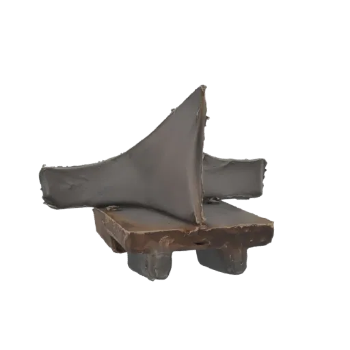 3D модель абстрактной скульптуры, напоминающей кусочки темного шоколада, с острыми краями и слоистыми формами.