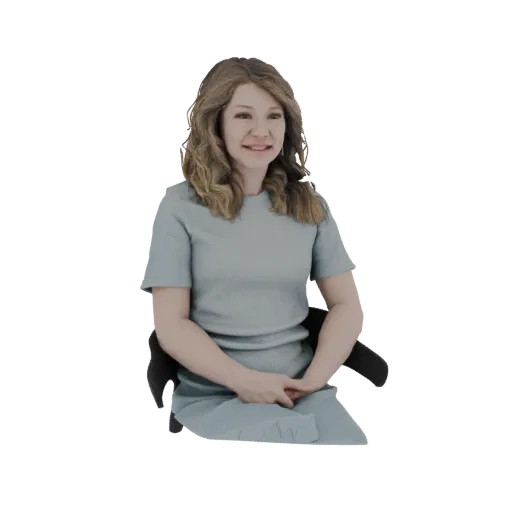 3D модель женщины с волнистыми каштановыми волосами, в светло-голубом платье, сидящей в темном кресле.