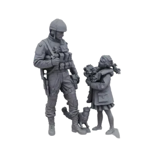 Рендер 3D модели солдата в тактическом снаряжении, стоящего рядом с маленькой девочкой, держащей цветы, с кошкой у их ног, на