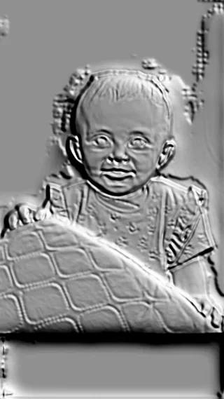 3D-модель барельефа младенца, укутанного в одеяло, с детальной проработкой черт лица и текстуры ткани.