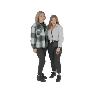 3D модель двух молодых женщин, стоящих рядом и позирующих, одна в клетчатой куртке, другая в белой рубашке.