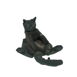 3D модель черной кошки, сидящей с расставленными лапами и наклоненной головой, смотрящей на зрителя желтыми глазами.