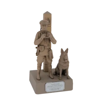 3D модель пограничника Первой мировой в форме с биноклем, рядом с немецкой овчаркой на основании с табличкой.