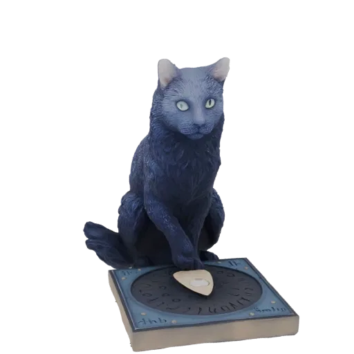 3D модель черного кота с зелеными глазами сидит на доске Уиджи, одна лапа на планшетке.