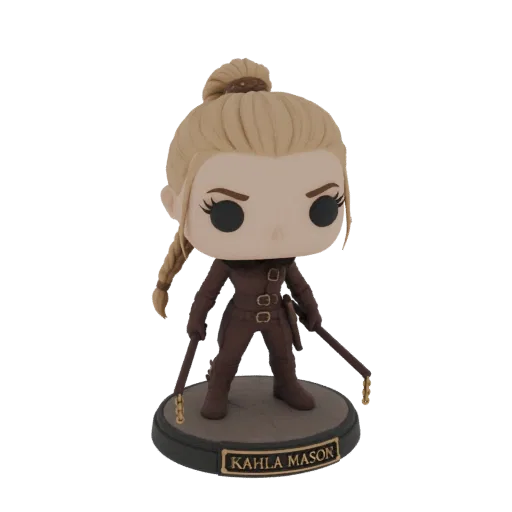 3D модель Кала Мейсон в стиле Funko Pop, со светлыми косами, в коричневом наряде, с оружием, на подставке.