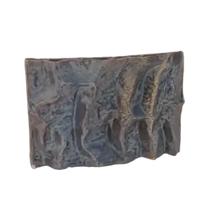 Рендер 3D модели фрагмента выветренной каменной стены с грубыми текстурами и естественными несовершенствами.