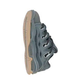 3D модель футуристичных кроссовок в серо-бежевых тонах, вид сбоку.