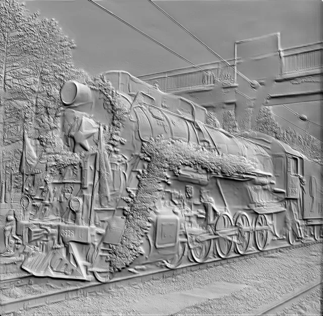 3D модель барельефа старинного паровоза, покрытого растительностью, на рельсах