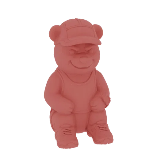 3D модель милого розового медведя в бейсболке, майке и кроссовках, сидящего с дружелюбной улыбкой.