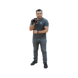 3D модель мужчины в серой футболке и джинсах, держащего черный стабилизатор камеры обеими руками.