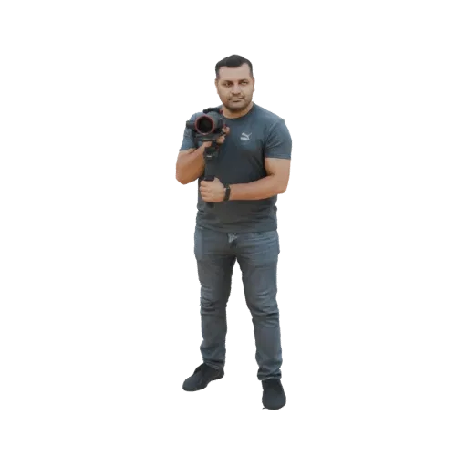 3D модель мужчины в серой футболке и джинсах, держащего черный стабилизатор камеры обеими руками.