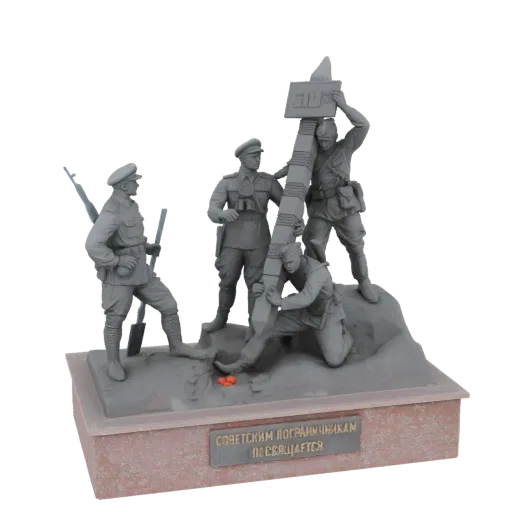 3D модель памятника советским пограничникам, устанавливающим пограничный столб, с четырьмя фигурами и основанием с табличкой.