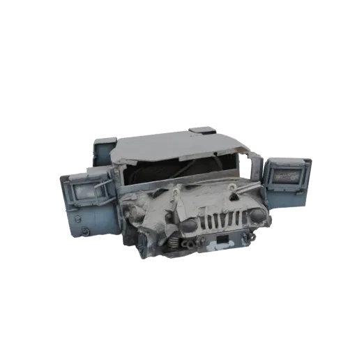 3D модель уничтоженного Humvee с видимыми боевыми повреждениями и открытыми дверями на белом фоне.