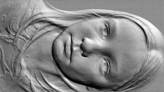 3D модель барельефа спящей девочки с развевающимися волосами, выполненная в сером цвете.
