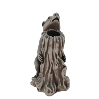 3D модель барсука, выглядывающего из текстурированного пня, на белом фоне.