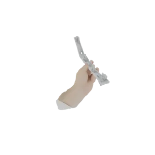 3D модель реалистичной человеческой руки, держащей орнаментированный, фрагментированный костный остаток с замысловатой резьбо