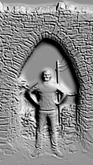 3D модель барельефа с изображением человека у входа в каменную арку, выполненная в стиле античной скульптуры.