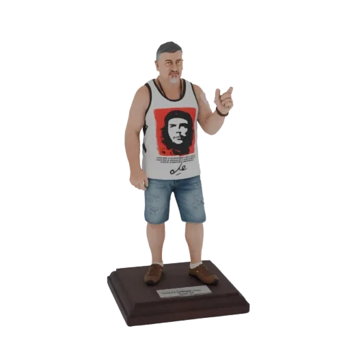 3D модель мужчины в футболке с Че Геварой и джинсовых шортах, стоящего на деревянной подставке.