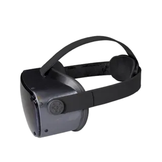 Детализированная 3D-модель VR-гарнитуры, студийный рендер в три четверти, показывающий ритм панелей и разрывы материалов.