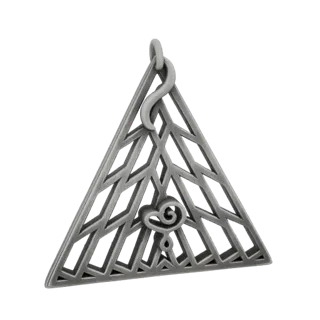 3D модель металлического геометрического кулона-треугольника с изящным решетчатым узором и центральным дизайном в виде сердца