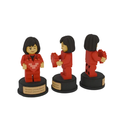 3D рендер фигурки в стиле Lego в красном костюме, подмигивающая и держащая пиксельное красное сердце, на черном основании.