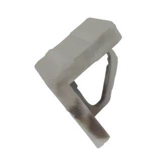 3D модель белого Г-образного зажима с темным пятном на поверхности, на белом фоне.