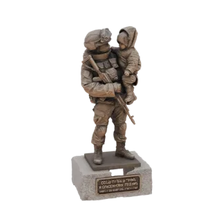3D-модель бронзовой статуи солдата в тактическом снаряжении с ребенком и надписью на постаменте.