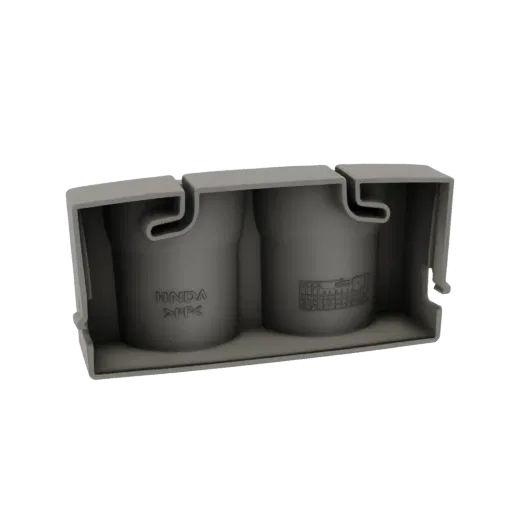Рендер 3D модели серого двойного подстаканника со встроенным разделителем, показывающий два цилиндрических отверстия для стак
