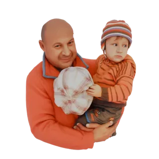 Рендер 3D модели улыбающегося отца, держащего маленького ребенка, оба в шляпах, на белом фоне.