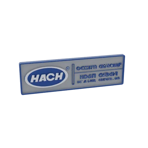 3D-рендер знака HACH, с синим овалом и текстом 'HACH' на сером фоне с деталями компании.