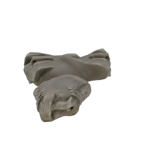 Рендер 3D модели абстрактной скульптуры с двумя переплетенными каменными лицами и грубой, выветренной текстурой.