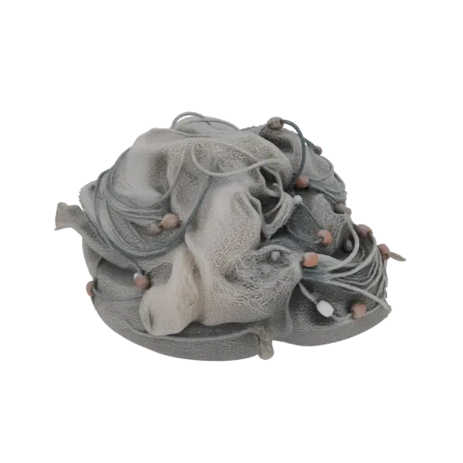 3D модель абстрактной скульптуры с грубой текстурированной поверхностью, переплетенными сине-серыми шнурами и разбросанными э