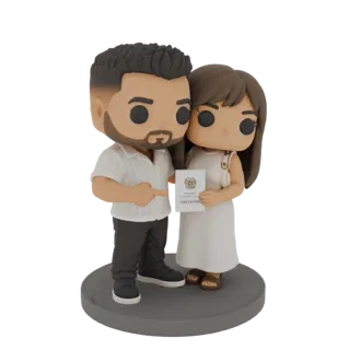 3D-модель пары в стиле Funko Pop, держащей свидетельство о браке, стоящей на круглой серой подставке.