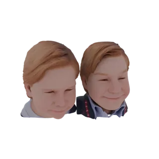3D модель двух мальчиков с рыжими волосами, один широко улыбается, другой смотрит вниз, на белом фоне.