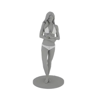 3D модель женщины в бикини, стоящей со скрещенными руками, на круглой подставке.