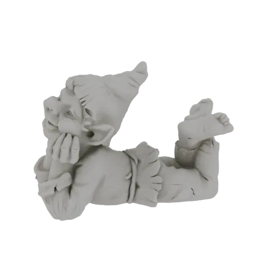 Рендер 3D модели серого каменного гнома, лежащего, подперев голову рукой, с остроконечной шляпой и мятой одеждой.