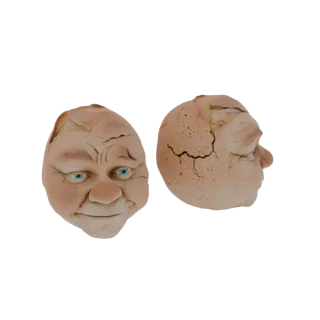 3D-модель треснувшего яйца с человеческим лицом, показанная с двух ракурсов на белом фоне.