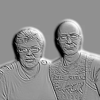 3D модель барельефа пожилой пары в очках, изображающая мужчину и женщину с добрыми улыбками.