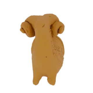 3D модель глиняной фигурки барана с большими закрученными рогами, стоящая на белом фоне.