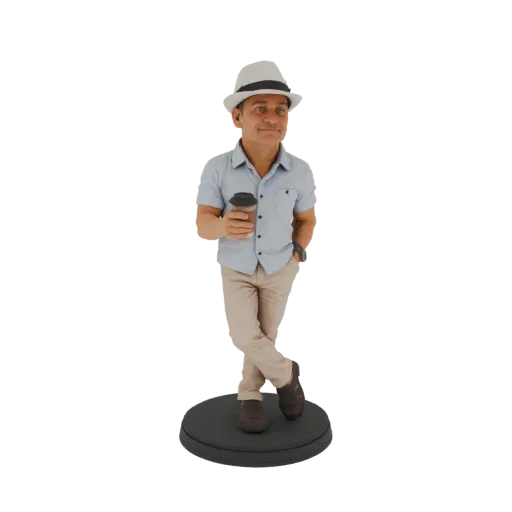 3D модель мужчины в белой федоре, синей рубашке и бежевых брюках, держащего чашку кофе и стоящего на черной круглой подставке