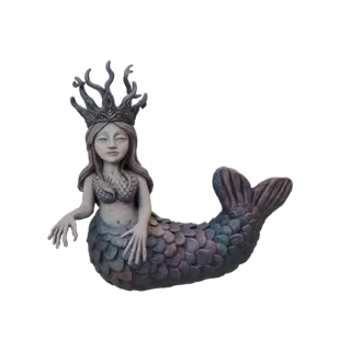 3D модель королевской русалки в богато украшенной короне, с детализированной чешуей на теле и хвосте, изящно позирующая.