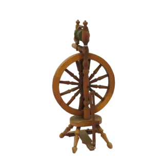 3D модель винтажного деревянного прядильного колеса с большим колесом со спицами и деревянной рамой, представленная на белом