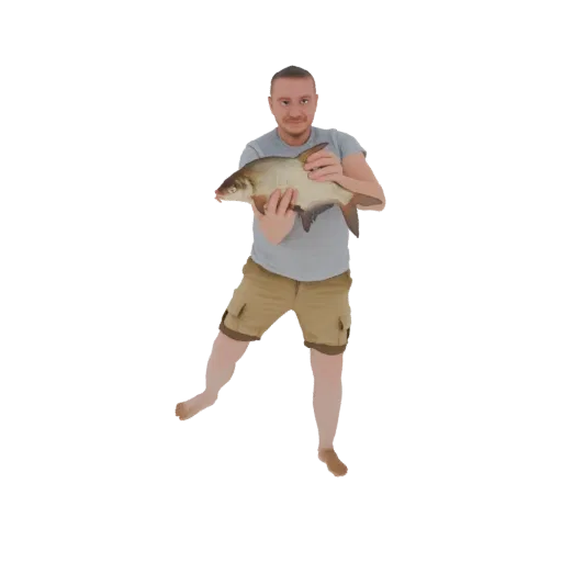 3D модель мужчины в серой футболке и бежевых шортах, держащего большую рыбу обеими руками.