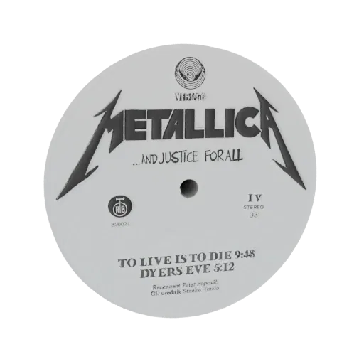 3D модель виниловой пластинки Metallica '...And Justice For All', показывающая белую этикетку с черным текстом и логотипом.