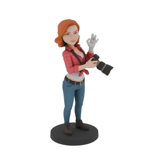 3D модель женщины-фотографа с рыжими волосами, в клетчатой рубашке и джинсах, с камерой и знаком 'ОК'.
