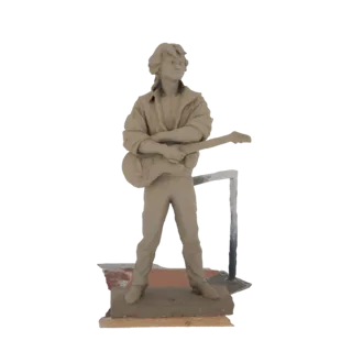 Рендер 3D модели статуэтки молодого гитариста из глины с длинными волосами, держащего электрогитару.