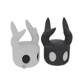 3D-рендер двух шлемов персонажей Hollow Knight, один белый и один черный, расположенных рядом на черном фоне.