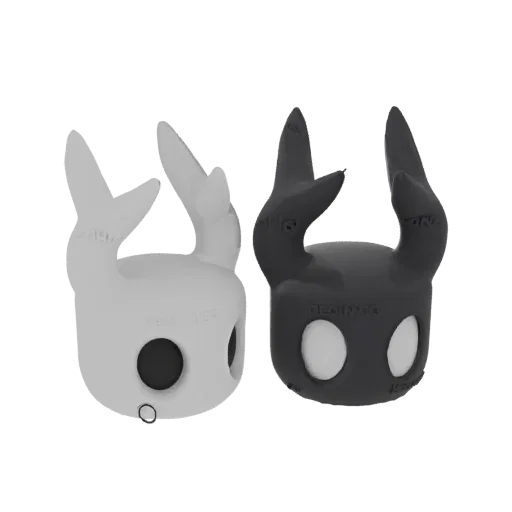 3D-рендер двух шлемов персонажей Hollow Knight, один белый и один черный, расположенных рядом на черном фоне.