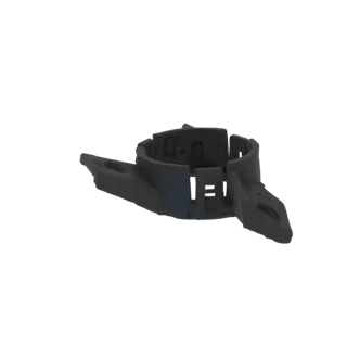3D модель черного автомобильного хомута с двумя крепежными ушками, показанная под небольшим углом на белом фоне.
